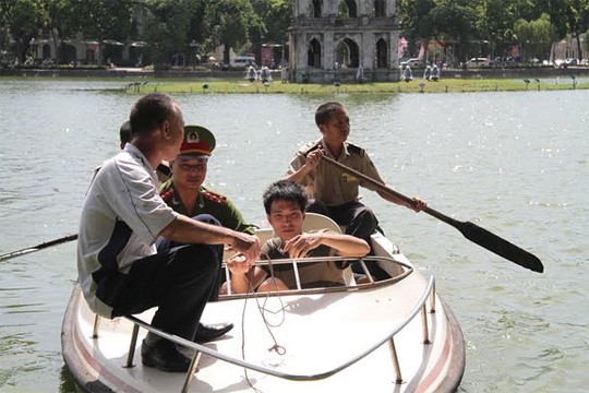 Hà[-]Nội:[-]Nam[-]thanh[-]niên[-]nhảy[-]xuống[-]hồ[-]Gươm[-]bơi[-]ra[-]Tháp[-]Rùa...[-]cho[-]mát